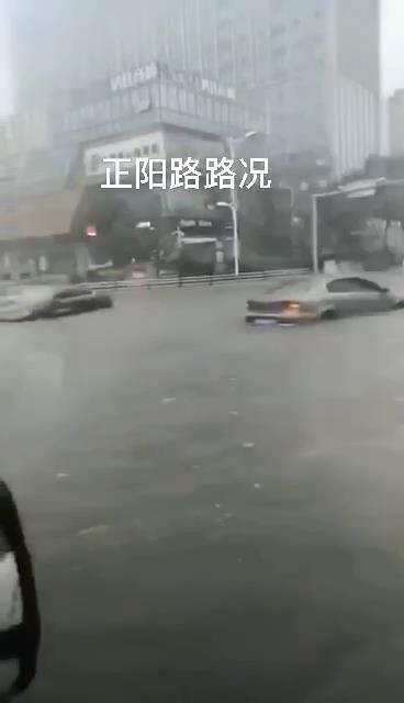 台风巴威造成青岛城市内涝，机动车熄火